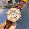 Orologio al quarzo da donna di lusso con quadrante camelia, orologio da ragazza con cinturino alla moda a tre lancette con diamanti