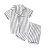 Sommar 2 3 4 6 8 10 år Kortärmad Sleepwear Shirt + Shorts 2 stycken Tracksuit för barn Baby Boys Striped Pyjamas Set 210625