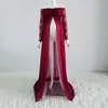 Staubiges rosa langes Chiffon-Umstandsfotografie-Kleid, herzförmiges Umstands-Spitzenkleid für Fotoshooting, geschlitztes, offenes Schwangerschaftskleid
