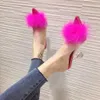 Nya sommarpumpar Kvinnor Skor Sandaler PVC Transparent Feather Crystal High Heels Fur Pointed Toe Mules Slides Furry Tofflor X0526