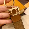 Enkel klassisk gulbrun PU -läder nyckelringar nyckelringstillbehör Fashion Chain Keychains spänne för män Kvinnor med detaljhandelsbox223g