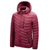 Mężczyźni Lekkie Down Płaszcze Trend Moda Rozgrzać Wiatroszczelna Stojak Neck Kapturz Puffer Kurtka Designer Winter Mężczyzna Casual Casual Puft Kurtki