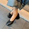 Klänningskor Kvinnors Fashion Leather Bowtie Tabi Split Toe Mid Heel Ballet Court Pumps Sandaler Real 2021