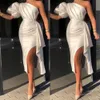 2022 Sexy Schede Korte Prom Jurken White One Shoulder Ruffles Plus Size Thee Lengte Side Split Spandex Korte Mouw Avondjurken Pageant Wear