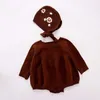 2ピースの赤ちゃんニットボーイガールソリッド長袖ロンパース+帽子秋幼児の編み物デザインフラワージャンプスーツ210615