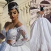 2021 luxuoso árabe lindo vestido de bola vestidos fora do ombro lace apliques miçangas mangas compridas varredam trem puffy tulle aberto Vestidos nupciais