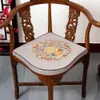 Custom Fine Bordado Joyous Triângulo Cadeira Almofada Assento Almofada Anti-deslizante Irregular Chinês Chinês Linho De Linho Etnica Côncavo Sit Mats