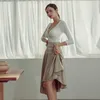 夏のスタイルv襟のクロススリムt-shirtsハイウエストベルトの不規則性ファッション薄いセクシーなオフィスパーティーの女性のドレス210602
