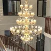 Vardagsrum stora ljuskronor som bygger villa duplex hotelllobby trappa lyxig atmosfär europeisk kristall lång ljuskronor