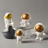 Home Decor Astronaut Figurines Spaceman met Maan Sculptuur Decoratieve Miniaturen Cosmonaut Standbeelden Gift voor Man Boyfriend 210811