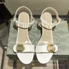 Дизайнерские женские сандалии Металлические тонкие текстурированные кожаные тапочки на среднем каблуке