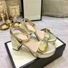 Sandalo da donna Designer Piattaforma con tacco alto Pelle spessa Moda Scarpe da donna Banchetto da sposa Fibbia in metallo Sandali sexy Scarpe termiche