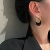 Hoop Huggie SRCOI Niedliche kleine weiße schwarze Emaille-Korb-Ohrringe Retro-unregelmäßige geometrische einfache Charme-Frauen-Partei-Schmucksachen