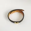 Lyxiga smycken designerarmband i feminint läder med guldhjärta varumärkeslogotyp på ett exklusivt elegant modearmband semesterpresent 123