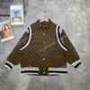 21SS Projektanci Kurtki baseballowe Mężczyźni Kobiety Z Kapturem Koszykówka Chrześcijańska Haft Jacquard Twill Tkanina Oversize Man Paryż Moda Streetwear Luxurys Brown