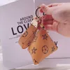 3color Luxury Old Flowers Pattern Keychains Men Women Fashion Designer Bag Hanging Buckle Auto Car PU Leather Key Ring Keychain Simple Cute Mini Coin Purse Pendant