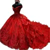 豪華な赤いQuinceaneraのドレスふくらんでいるティアードスカートコートの電車は肩の甘い16ドレススパンコールのアップリケビーズグリッタープロムブリスデイデードレスvestidos de 15Años