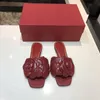 The latest leisure Women's sandals and slippers are made of imported cowhide peony, which available in various colors. They clean generous. Sizes: 35-41
