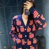 Зимняя осень женский бренд дизайнер Apple Pattern Cardigan свитер пальто шерстяная смешанная женщина трикотажные женские дамы вязаные топ V-образным вырезом с длинным рукавом с длинным рукавом малые сладкие ветер