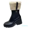 Designer-Nyaste Kvinnor Designer Betty Gummi Rain Boots Block Heel Sleek Square Toe PVC Läder Boot Style Kvinna Skor Storlek 35-40