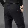 Höst och vinter borstad Mäns Casual Byxor Små Straight Slim-Fit Solid Färg Tjock Hänskläder Mode Business Trousers 210531