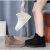 Botas planas para la nieve para mujer, botas cortas peludas de felpa para mantener el calor, botines ligeros de suela suave informales, zapatos para mujer, zapatos de invierno de talla grande 42 Y1018