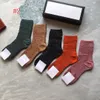 Designers Hommes Femmes Chaussettes Sous-vêtements Cinq paires Lettre classique Sports Bas d'hiver Coton Casual Sock Cadeau Box242E