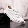 Designer de luxo Blue Leather Men Men Sapatos de casamento British Fashion Round Sneakers Spring Autumn Lace White Up Sogots Casual Board Y163