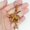 1 st Elephant Keychain Peach Wood Carving Unik nyckelkedja för att ge gåvor Pom Söt Keychain Rostfritt stål G1019