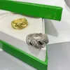 Étoile avec le même paragraphe torsadé le tempérament de la bague en diamant vert conception de créneau de mode léger luxe bijoux haut de gamme