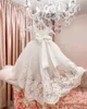 2021 A-Line Flower Girls Dresses With Cap Sleeves Bow Lace Appliqued Kjol Tulle Vackra First Communion Gowns For Little Kids V nacke