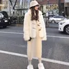 Kvinnors Fur Faux Coat Tjock Plush Jacket Kvinnor Toppar Lapel Horn Buckle 2021 Koreansk version Höst Vinter Kvinna Lamb Plus Size Ladies