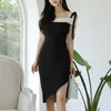 セクシーなスパゲッティストラップスラッシュネック夏のドレス女性黒いバッグヒップニーレングスの長さ非対称D1805 210514
