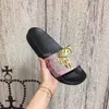 2022 Nya Kvinnor Män Slides Sommar Slippers Strand Inomhus Platt Sandaler Tofflor Hus Flip Flops med Spike Sandal Top Quality Luxury Loafers Dgdshawetg