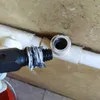 Vanne d'angle de robinet de tuyau d'eau cassée sortez la tête cassée filet à vis du robinet à vis du robinet inversez le fil prenez le fil cassé