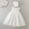 Longo bebê batismo vestido primeiro aniversário sem mangas princesa vestidos grátis chapéu para a roupa de casamento de festa 0-2Y 9890BB 210610