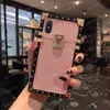 Custodie per telefoni di moda metallizzata di grado superiore per iPhone 13 13pro 12 12pro 11 Pro 11pro X Xs Max Xr 8 7 Plus 8plus Cover posteriore in pelle con lettera a fiore con sacchetto per la polvere