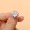 Bellissimo anello nuziale di fidanzamento con pietra di luna naturale blu arcobaleno da 7 mm con taglio rotondo in argento sterling 925 per regalo da donna