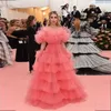 Leuke Coral Lange A-lijn Prom Dresses Off Shoulder Puffy Tiered Tule Rok Chic Avondjurk Formele Party Jassen Vloer Lengte Red Carpet Pageant