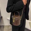 Sacs de soirée 2021 mode femmes Rivets seau sac femme épaule messager Design à la mode pour dames circulaire baril sacs à main
