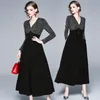 Robes pour femmes Taille européenne américaine Vintage Tempérament Long Noir Patchwork Col V Swing A-ligne ML708 210506