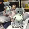 10080 cm Big Giant Giant Lia Koala Plush Plushing Soft Koala Bear Boll Toys Toys Toys Giocattoli Giochi di compleanno per ragazze 2119254641