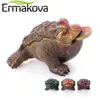 ERMAKOVA 3 Different Styles Resin Color-Changing Lucky Money Figurine Frog Statue with Coin Feng Shui Tea Pet Home Ornament 211105