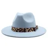 Breda randhattar vinter fedora hatt kvinnor leopard bowknot ull män metallbälte fall vintage formell klänning bröllop chapeau femme kände