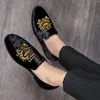 ホット高級刺繍スエード男性ローファーアウトソール通気性の靴怠惰なエンドウ豆の靴高品質モカシンフラット靴