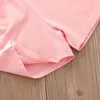 夏の子供たちはカジュアルな半袖OネックプリントTシャツパッチワークピンクショートパッチピンクショートパンツかわいい2ピースの女の子男の子服セット2-6T 210629