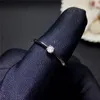 Mdina Moissanite Real 925 Sterling Silver Fine Smycken För Ung Tjej 0.1ct 3mm VVS1 Födelsedagspresent Runda Skärta svansring