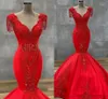 プラスサイズの赤い人魚のウェディングドレス2022 Vネッククリスタックアップリケアラビアのドバイ女性サテンヴェスティドデノイヴの形式のブライダルガウン