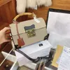 Hangslot kleine bamboe schoudertas dames designer handtas met schuine bamboe handgreep ketting beige super canvas lederen cross body270y