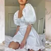Boho inspirerad puffhyle mini sexig vit fest klänning ruffle sommar fyrkantig hals elastisk byst super chic kvinnor 210623